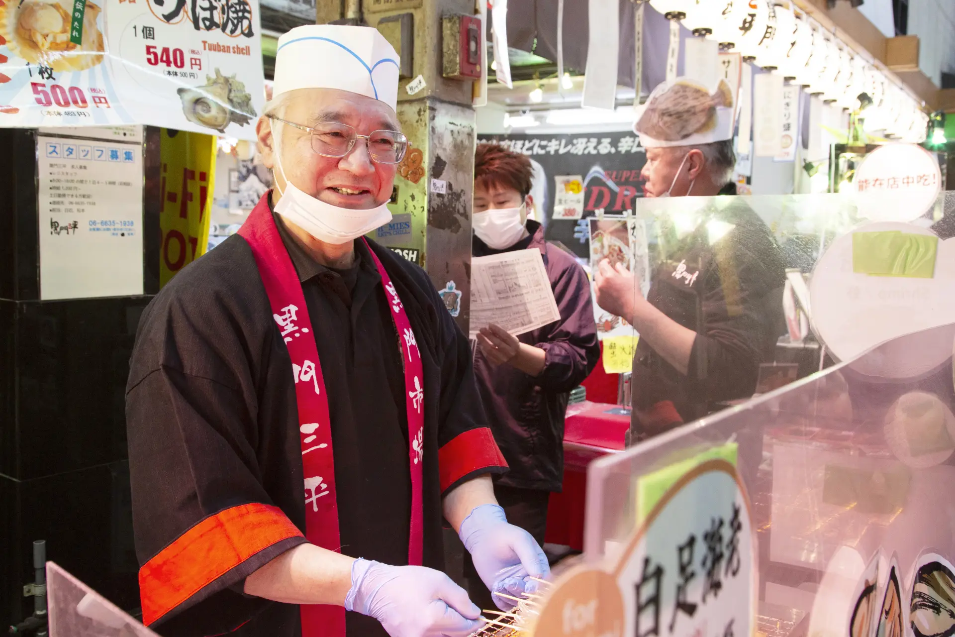 店頭可見工作人員正現場燒烤新鮮海鮮