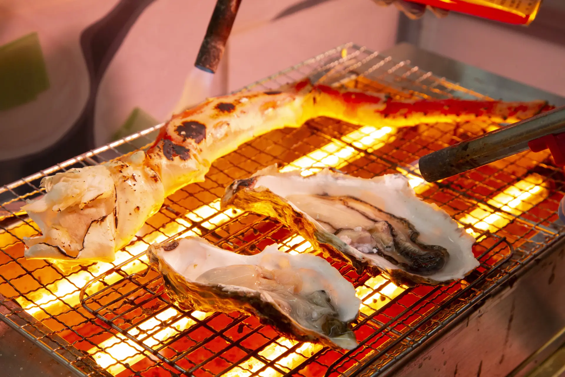 可依需求代為燒烤蝦、蟹、貝類、牡蠣、花枝與章魚等食材