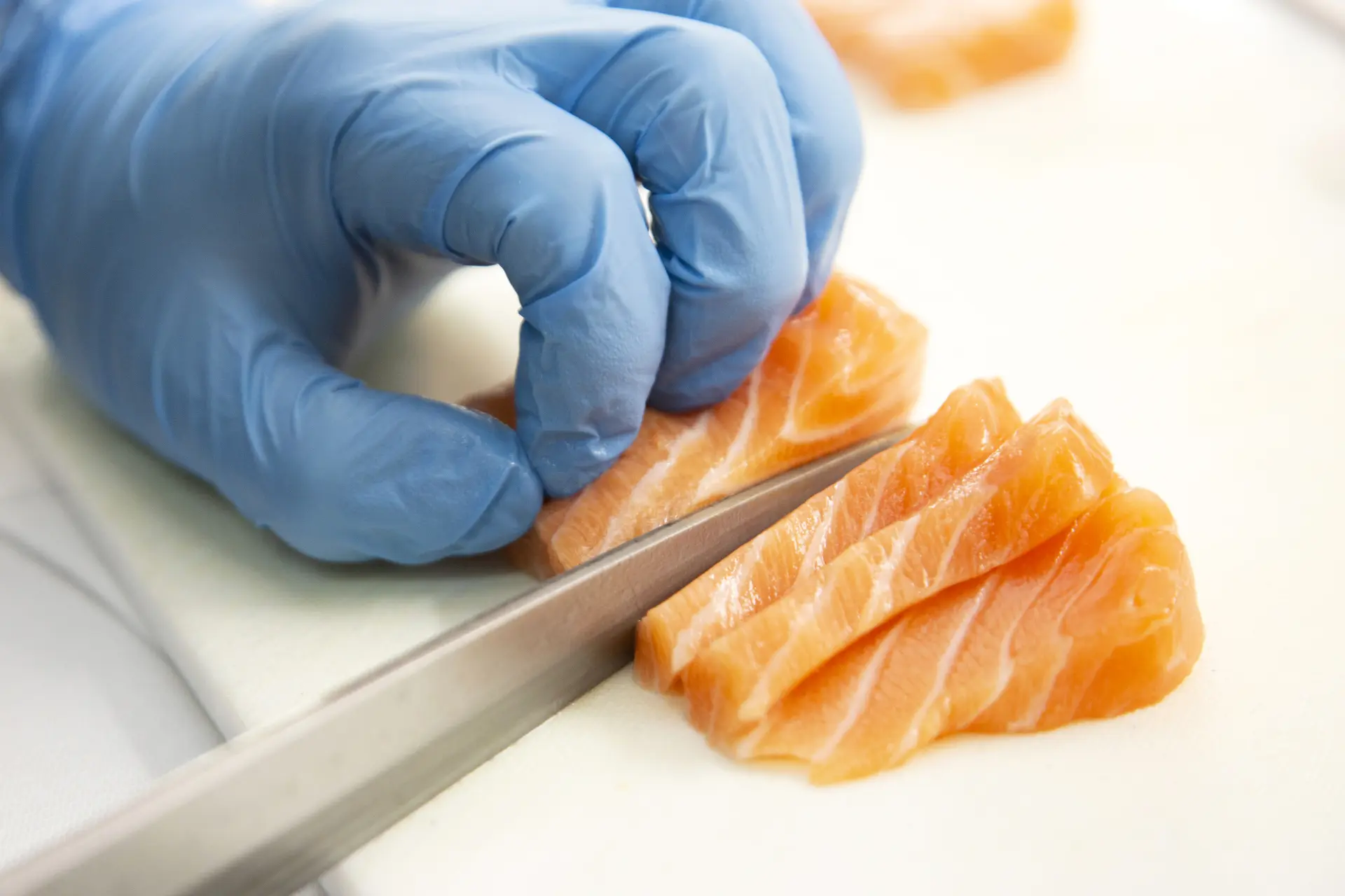 購買整塊魚肉也可代客切成方便食用的大小