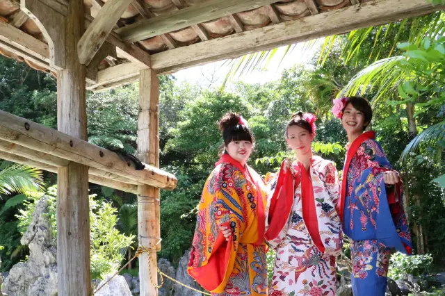 可穿上色彩鲜艳的冲绳传统服饰，在古民家的庭院中拍照留念