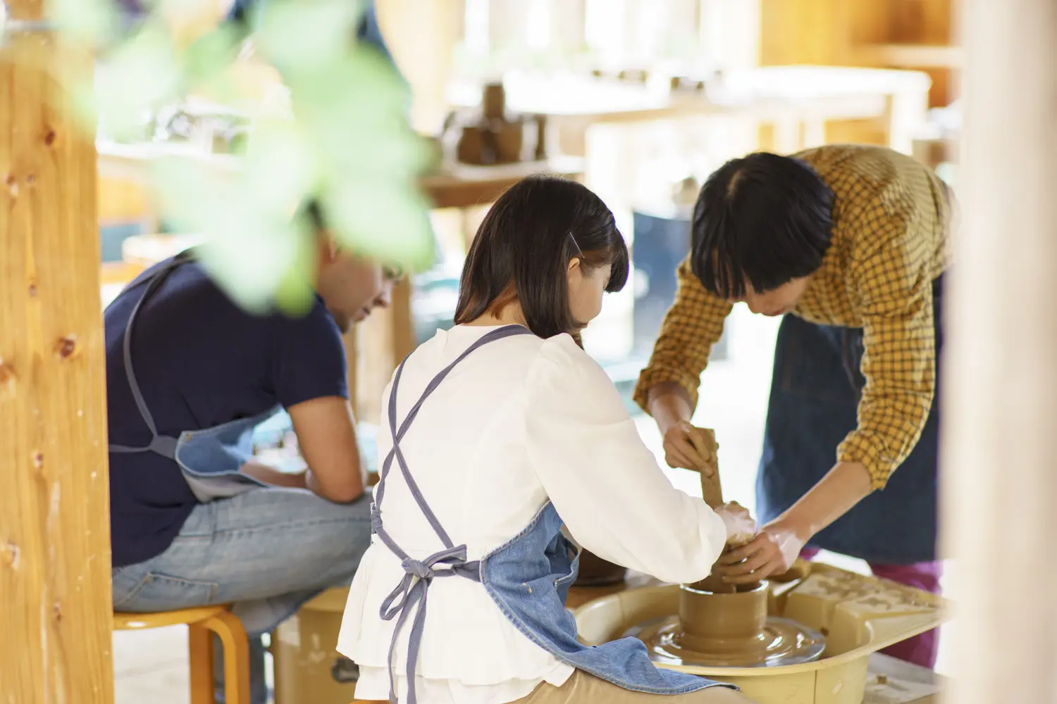 講師の指導のもと、ろくろを回しながら器づくりを体験する陶芸教室
