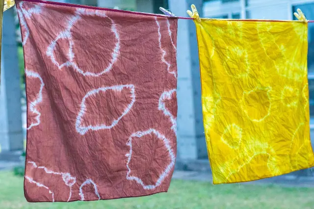 透过天然染料呈现出柔和色调的作品得以完成