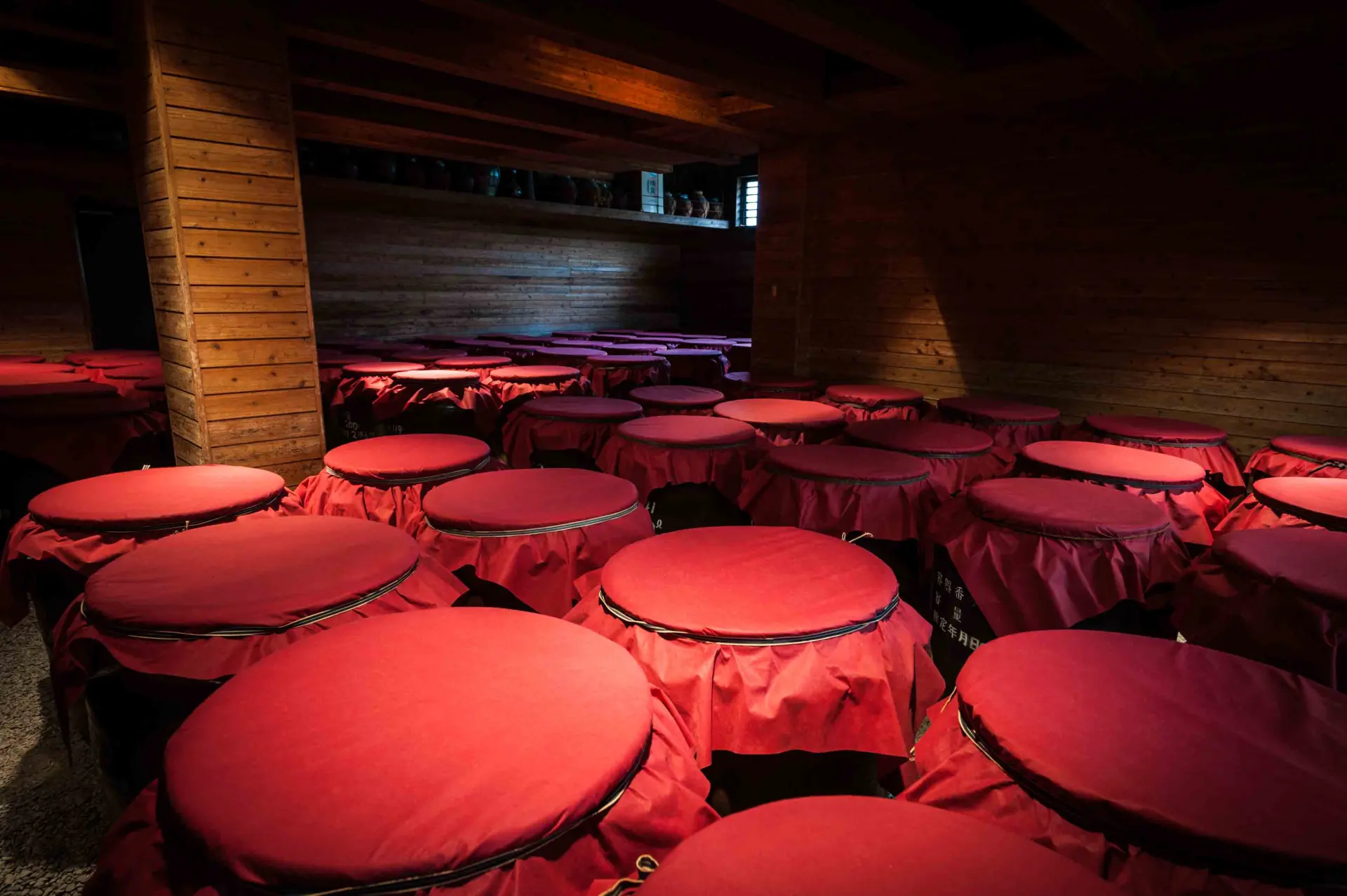 熟成の時間を重ねる泡盛づくりの現場を見学できる