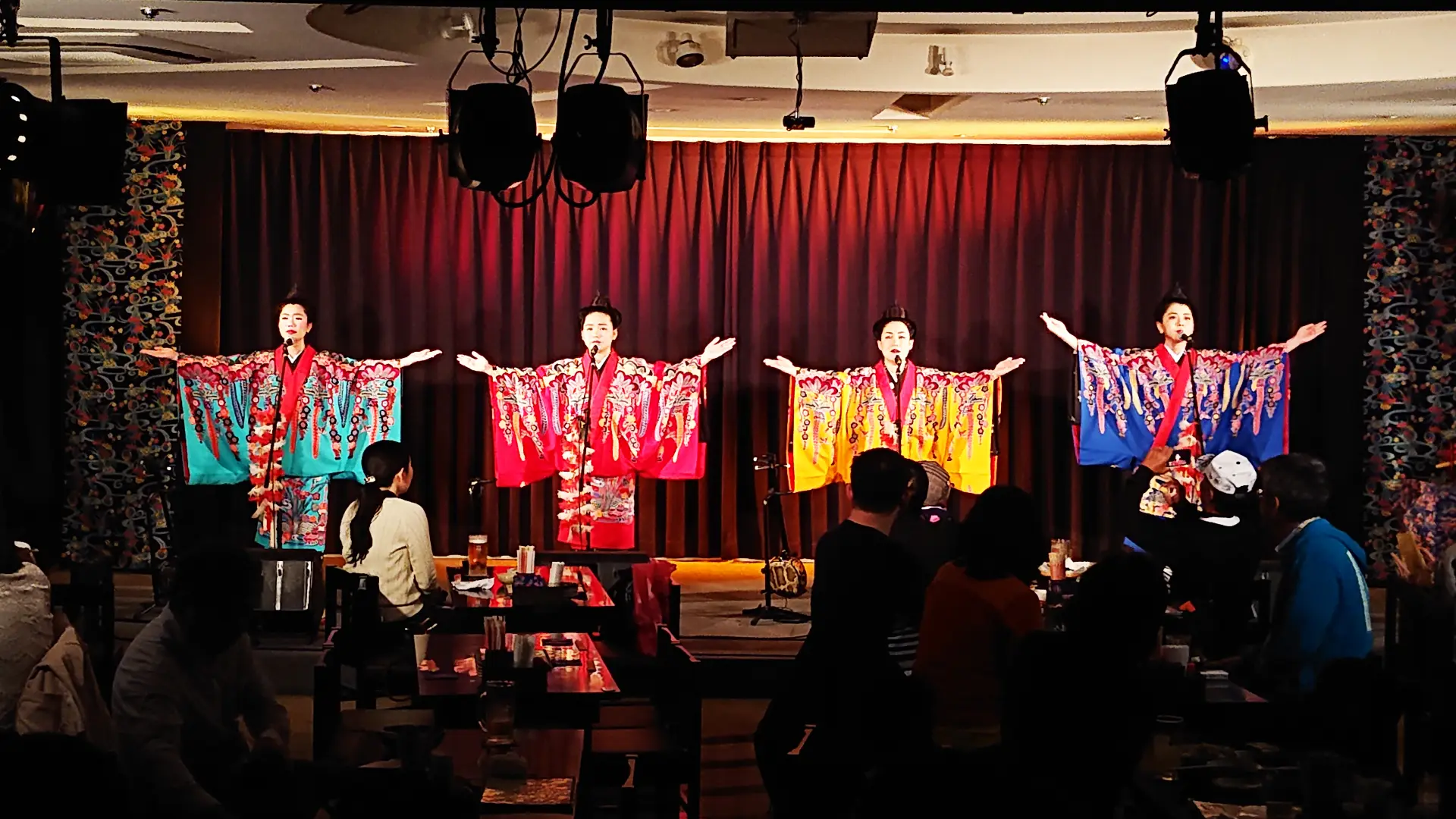 客席で食事を楽しみながら島唄ライブを満喫できる