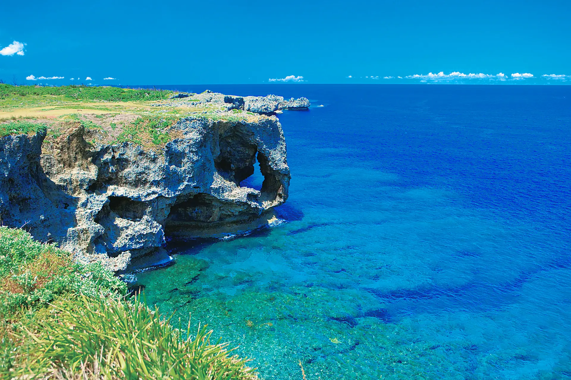 隆起した琉球石灰岩の断崖が海へ突き出す、沖縄本島を代表する絶景スポット