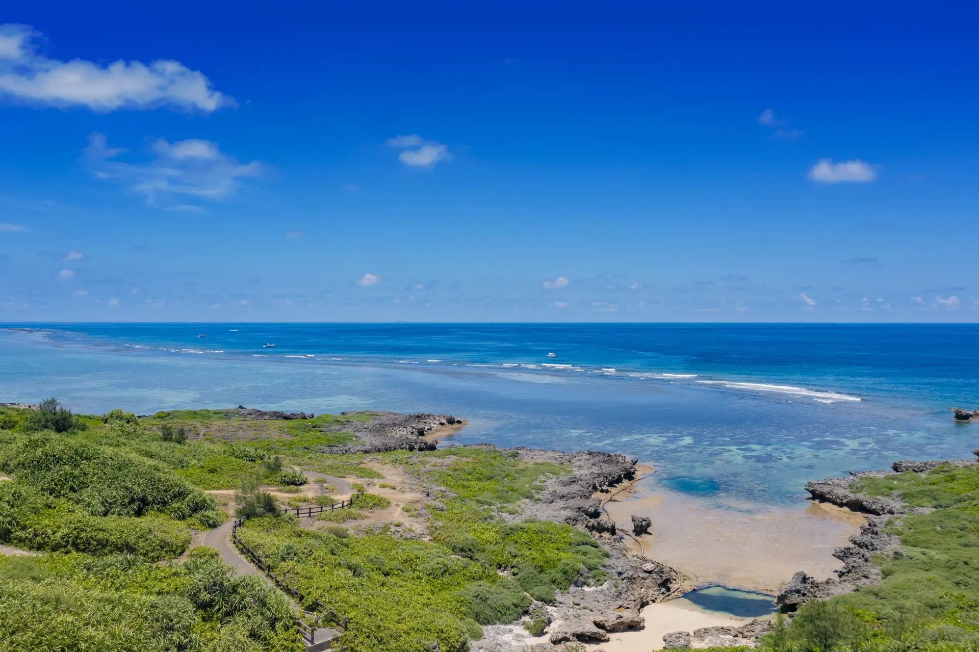 遠浅の海とサンゴ礁が広がる海岸を高台から一望できる景勝地