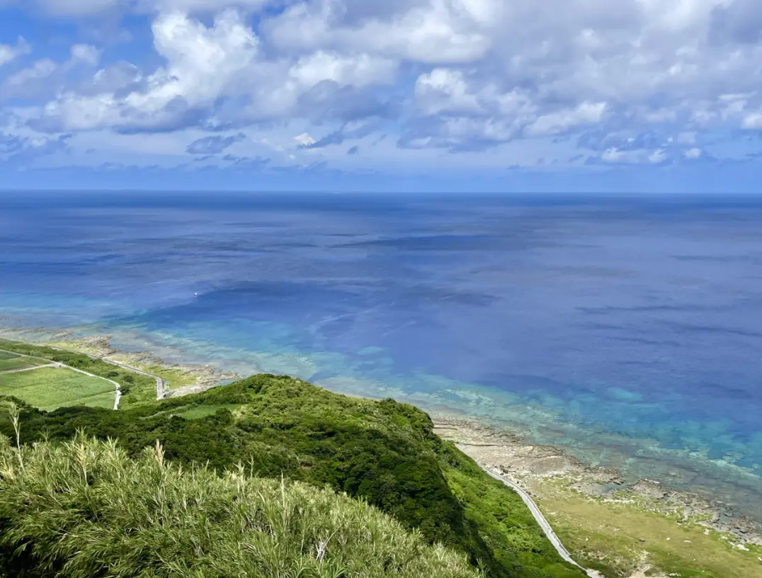 久米島の北側に広がる海を見渡す絶景展望台。晴れた日にはハテの浜も望める