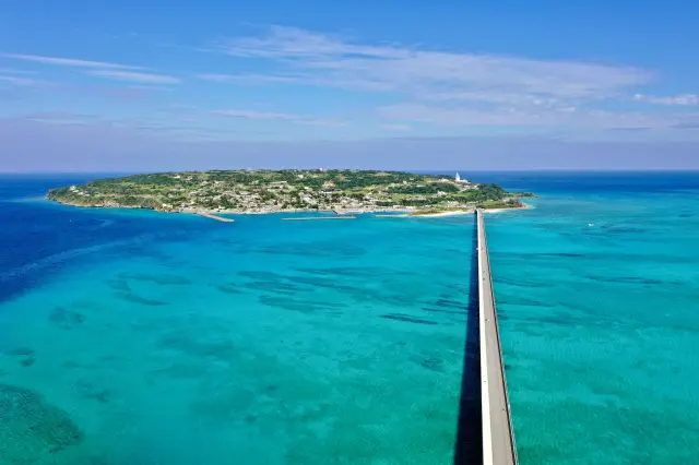 エメラルドブルーの海を一直線に渡る、沖縄屈指の絶景ドライブロード