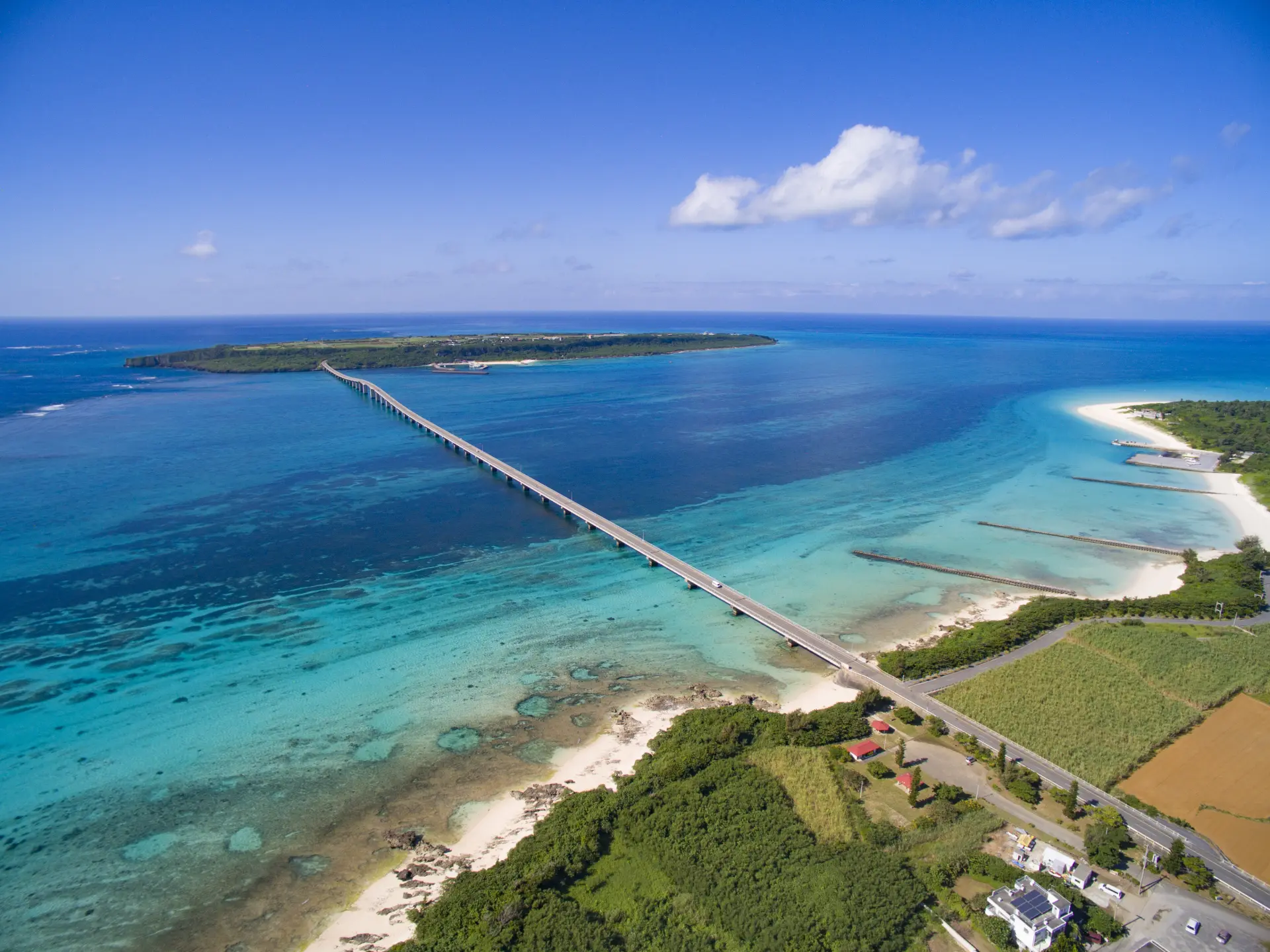 宮古島と来間島を結ぶ橋。透き通る海と島の風景が広がる