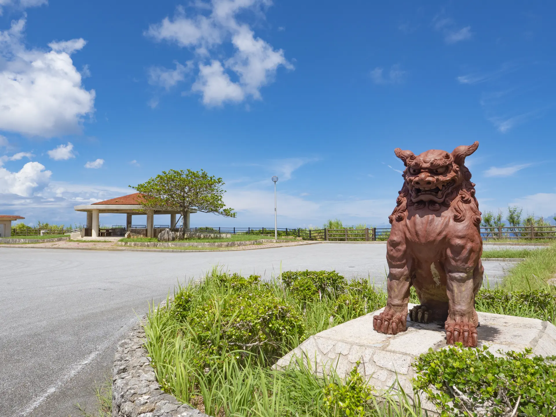 宮古島東海岸の高台にあるビュースポット。海岸線と広がる海の景色を眺められる