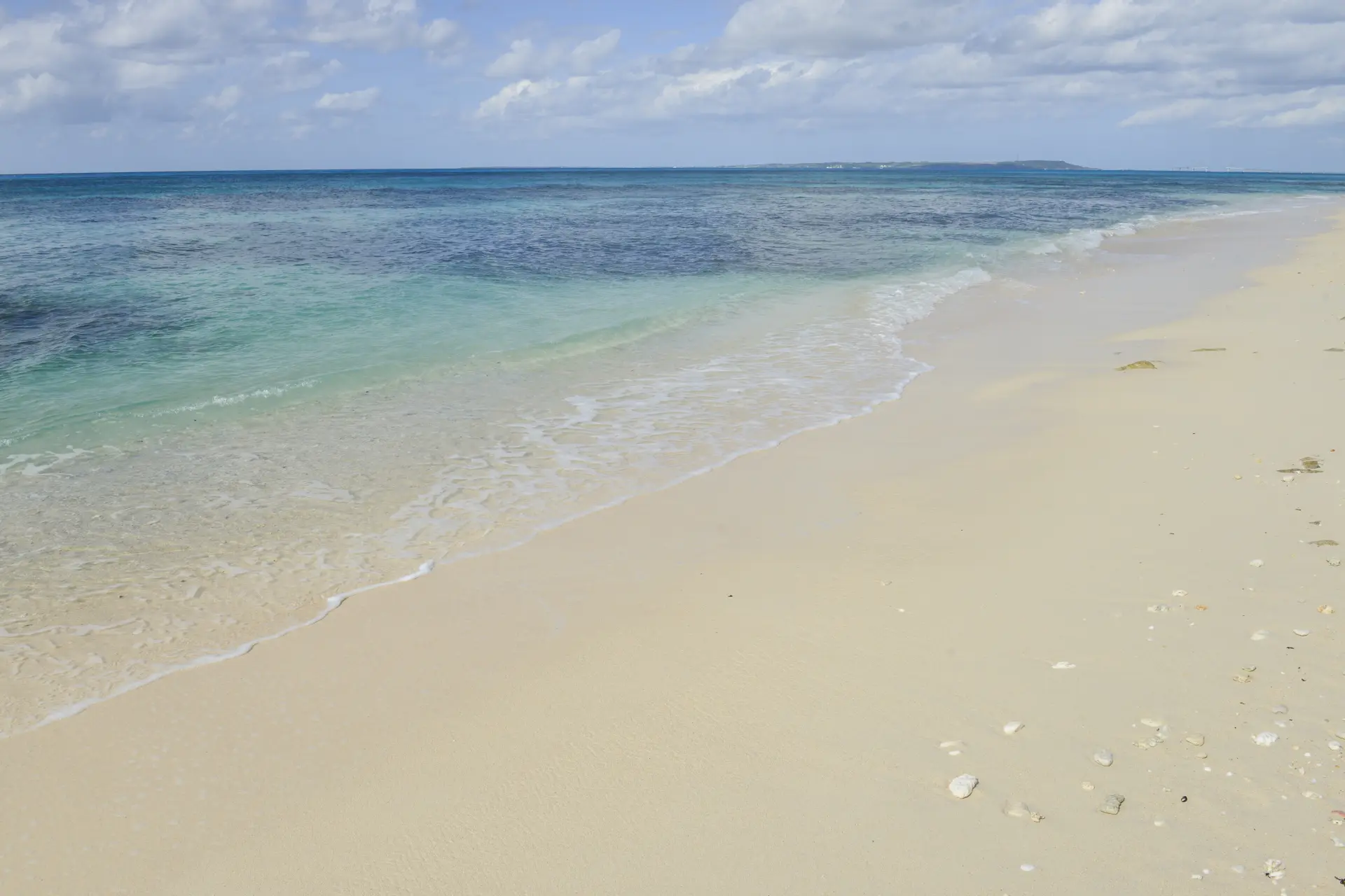 来間島の西海岸に広がる、白砂と透明な海が美しいビーチ