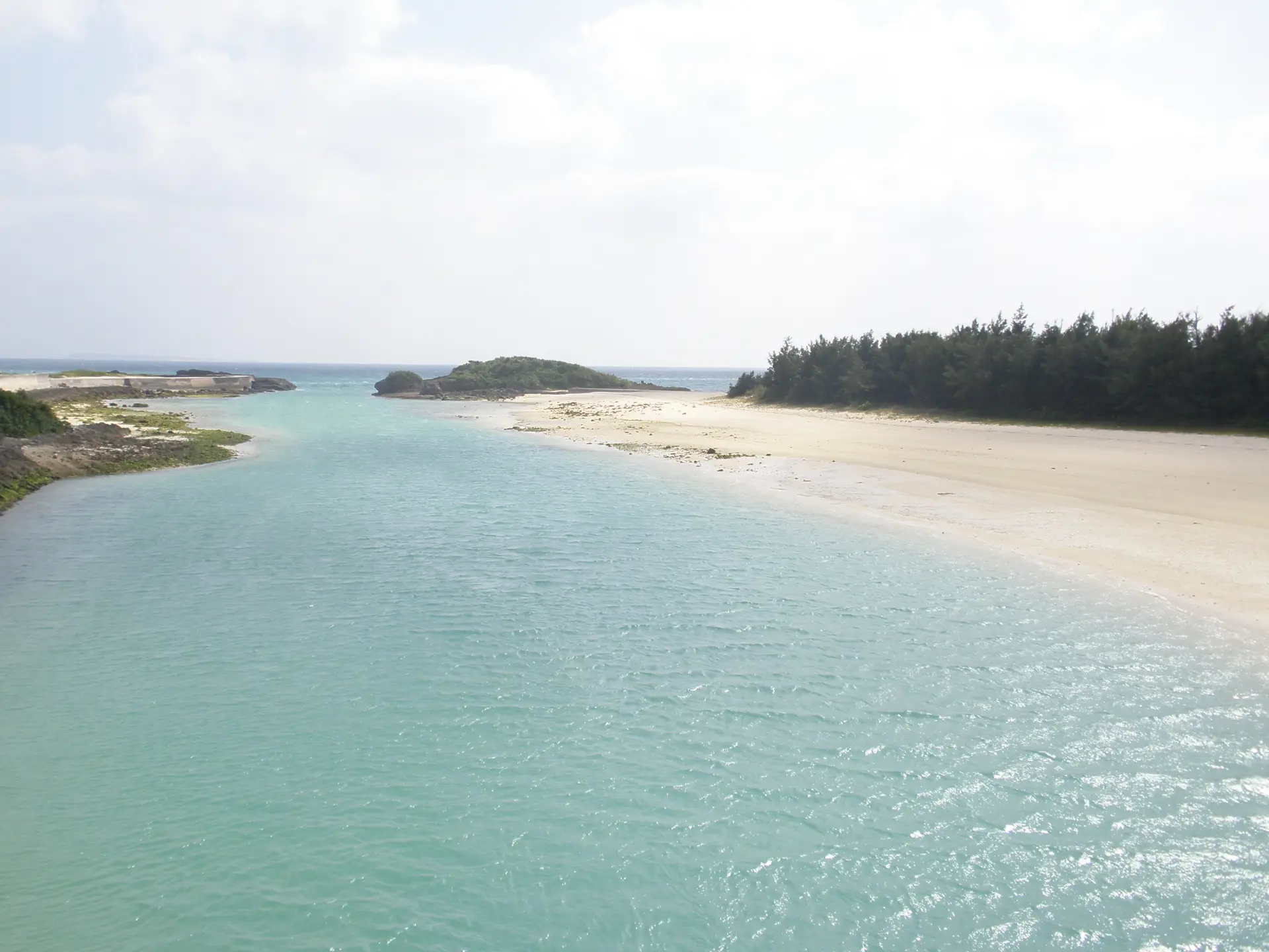 伊良部島を代表するビーチ。弧を描く白砂の浜と澄んだ海が続く