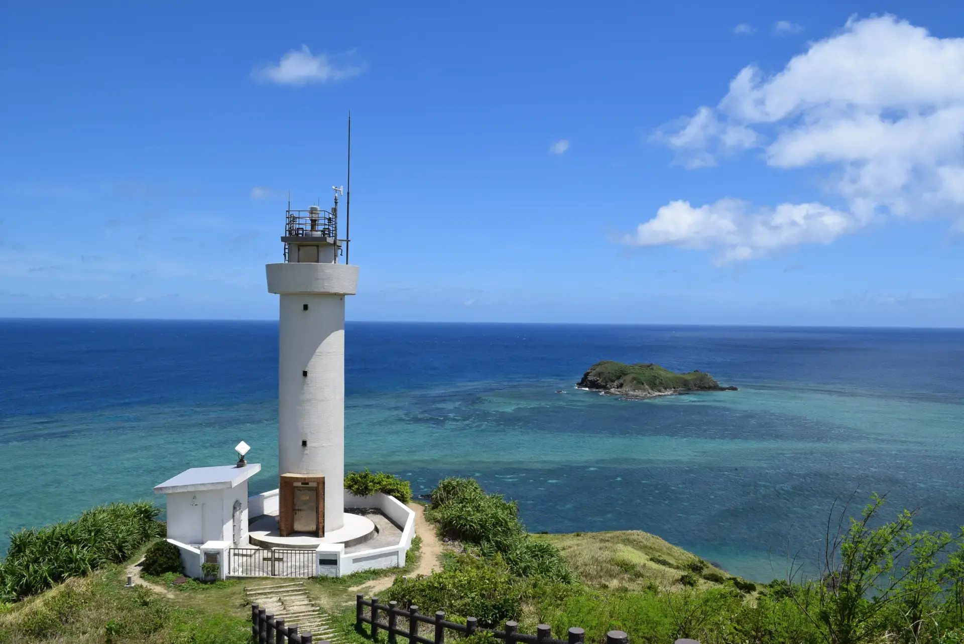 石垣島最北的岬角，觀賞天空、大海、燈塔對比的絕景