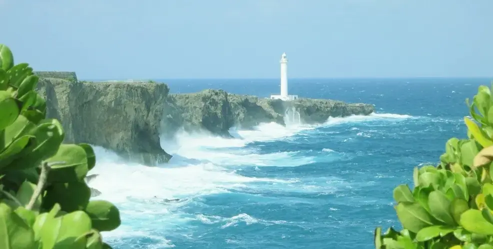 燈塔佇立在白色海浪拍打的斷崖上的絕景景點