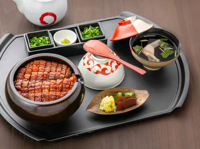 招牌餐點「上等鰻魚飯三吃」附湯品與醃漬小菜