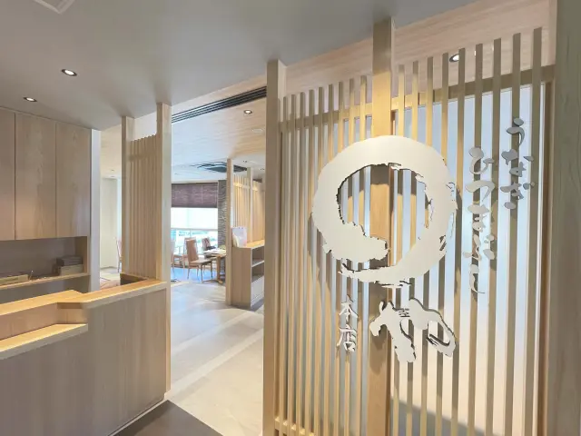 除了一般桌席與半包廂，也有吧檯座位，一個人也方便入店