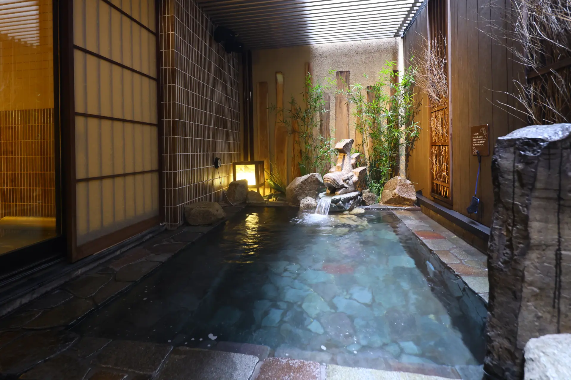 美肌にしてくれると評判の天然温泉で旅の疲れを癒やすことができる