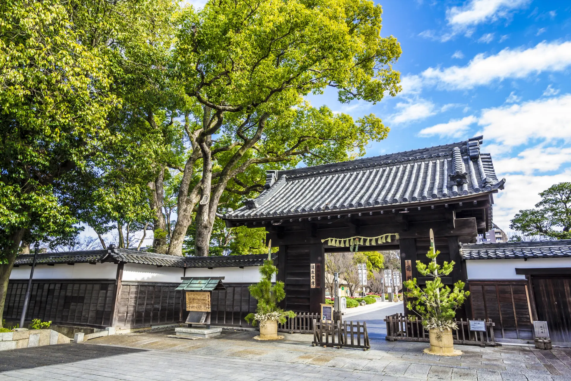 1900年に建てられた当時の姿をそのまま残す「黒門」