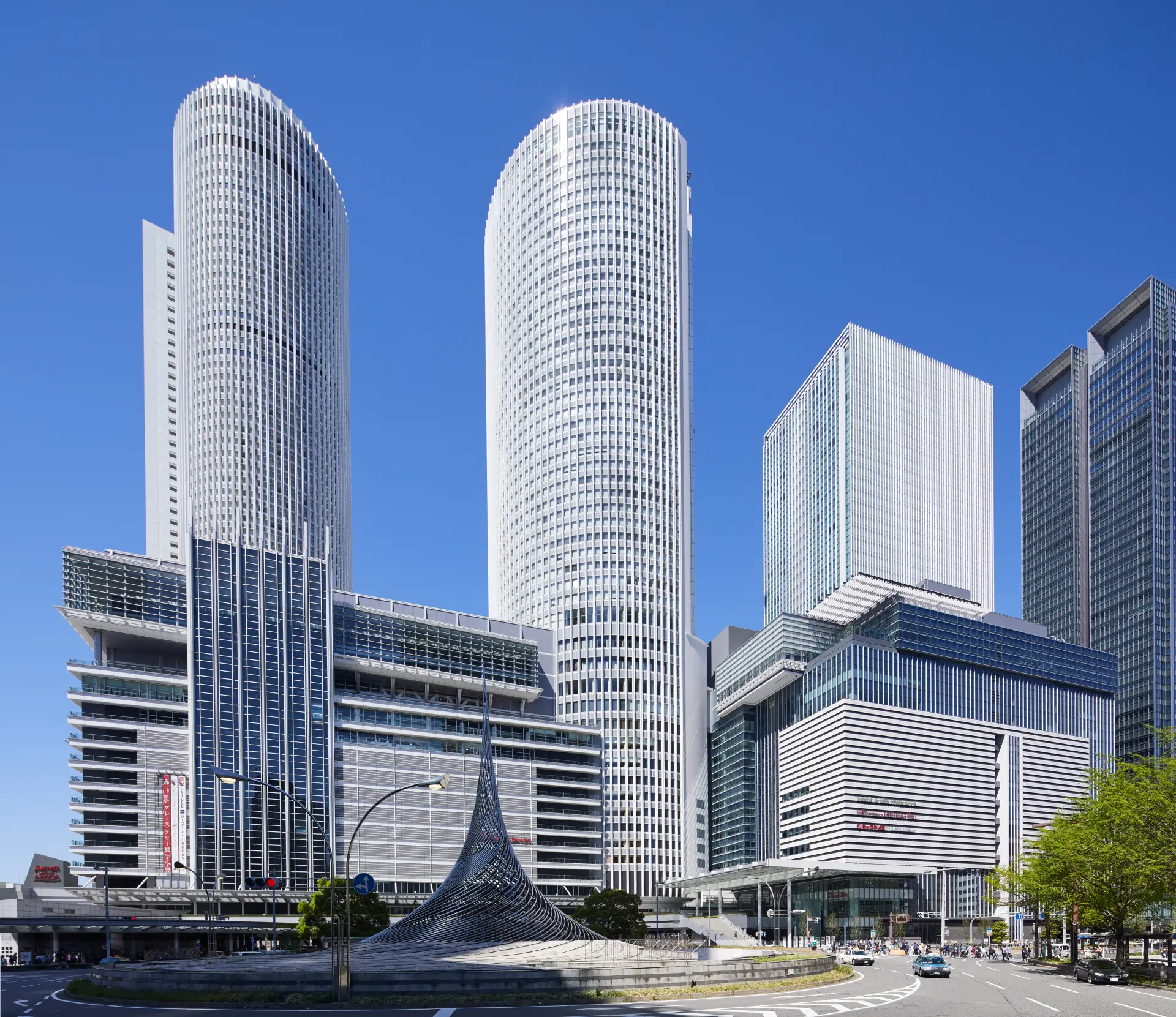 「JRセントラルタワーズ」（左）に隣接する「JRゲートタワー」もあわせて訪れたい