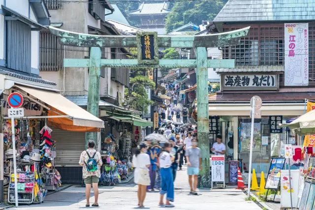 青銅鳥居是參道入口的醒目地標
