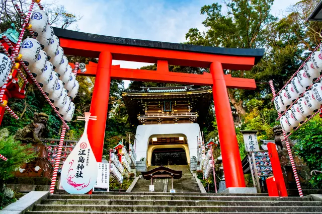 穿過朱紅鳥居前往供奉弁財天的「江島神社 邊津宮」