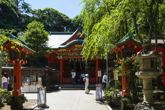 位於江之島半山腰的「中津宮」，朱紅色的社殿令人印象深刻