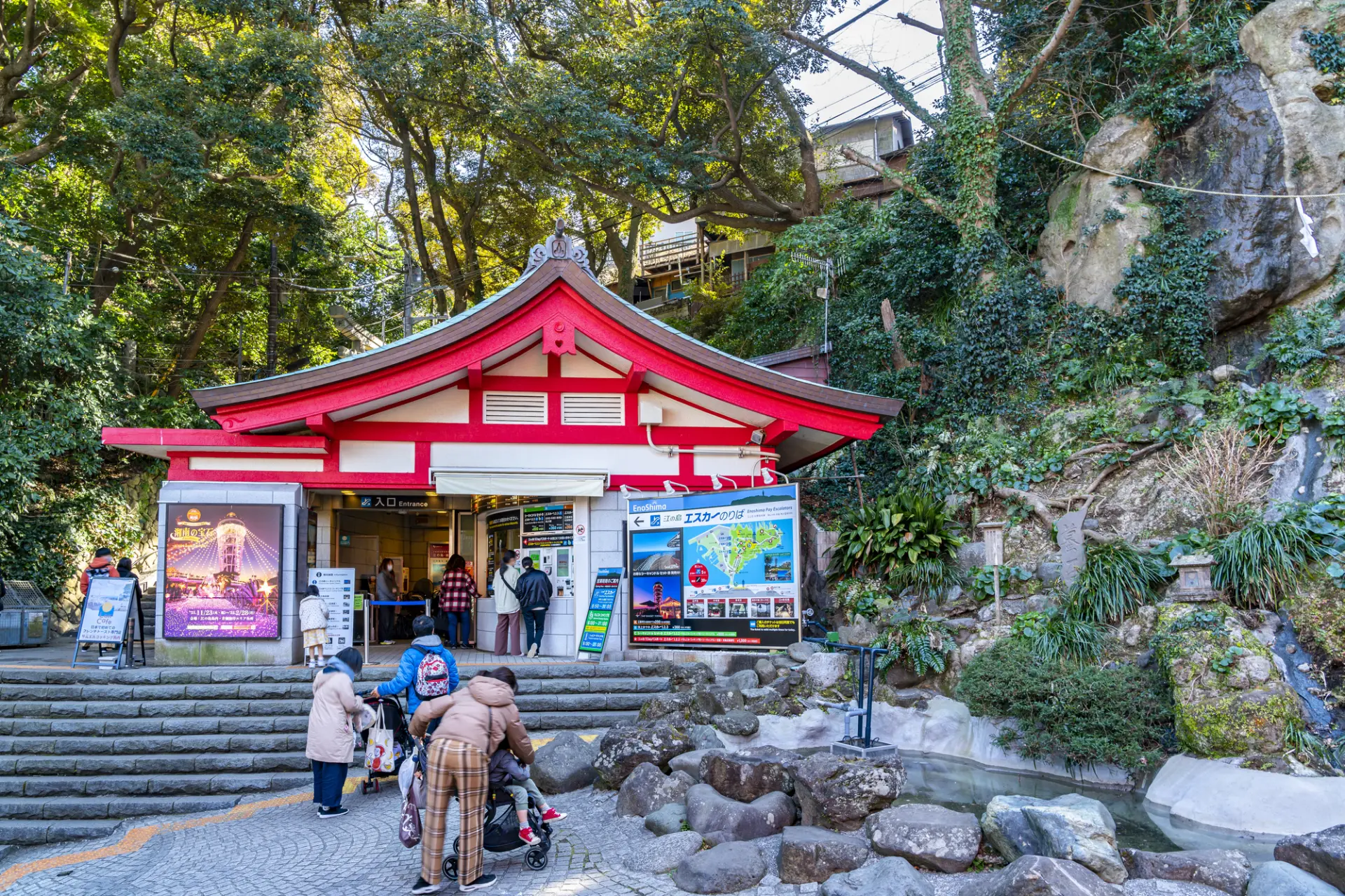 江の島エスカーの乗り場も風情がある