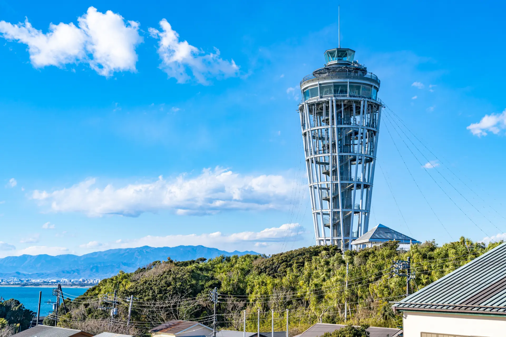 キャンドルのようなフォルムが美しい江の島のシンボル