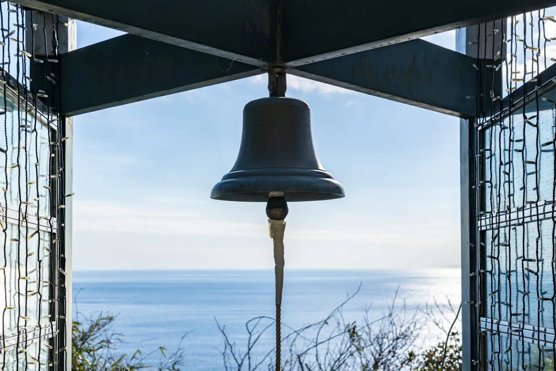 「龍恋の鐘」越しに見る真っ青な大海原