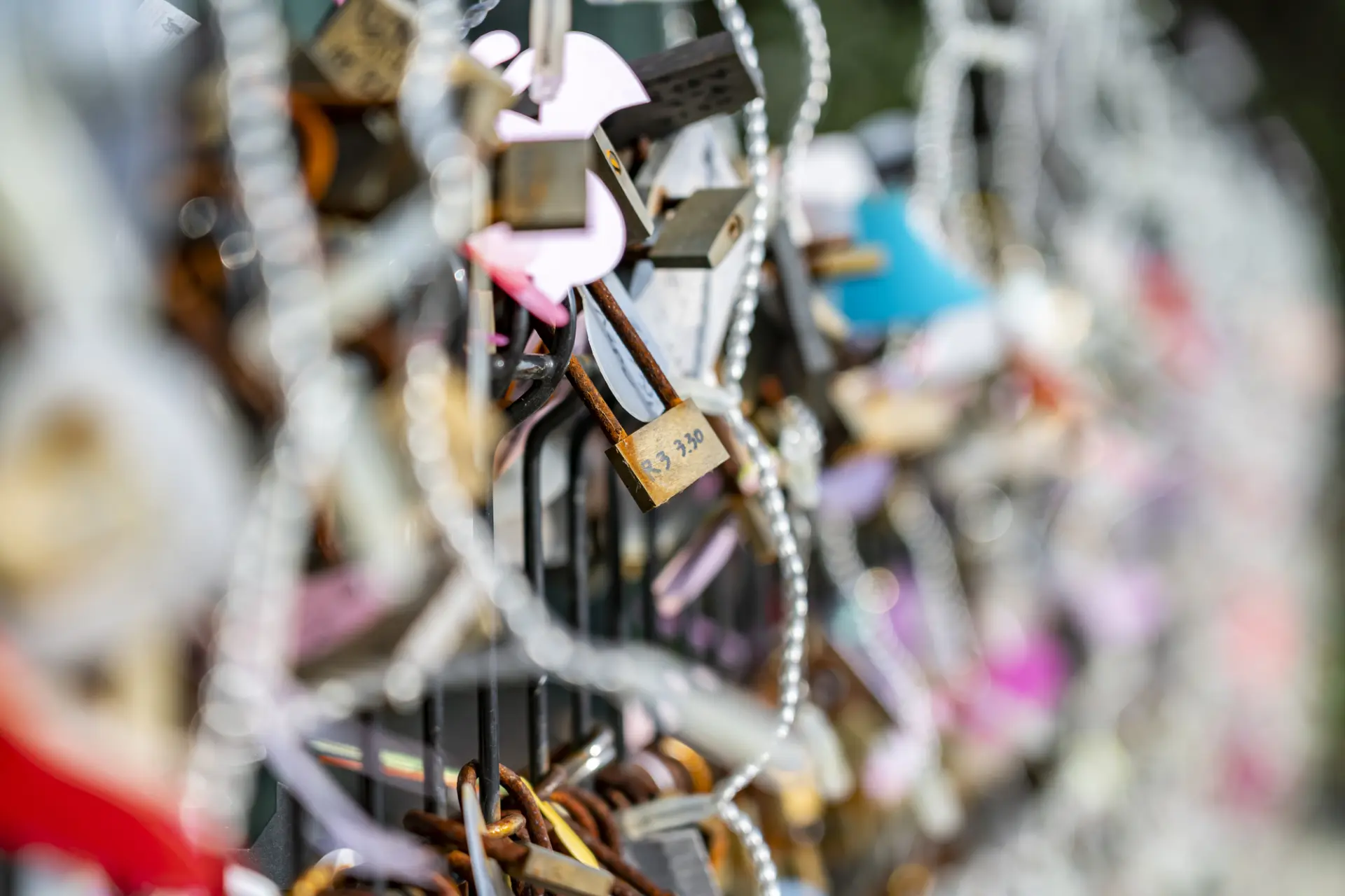 思いを込めた絵馬と南京錠がフェンスに掛けられている