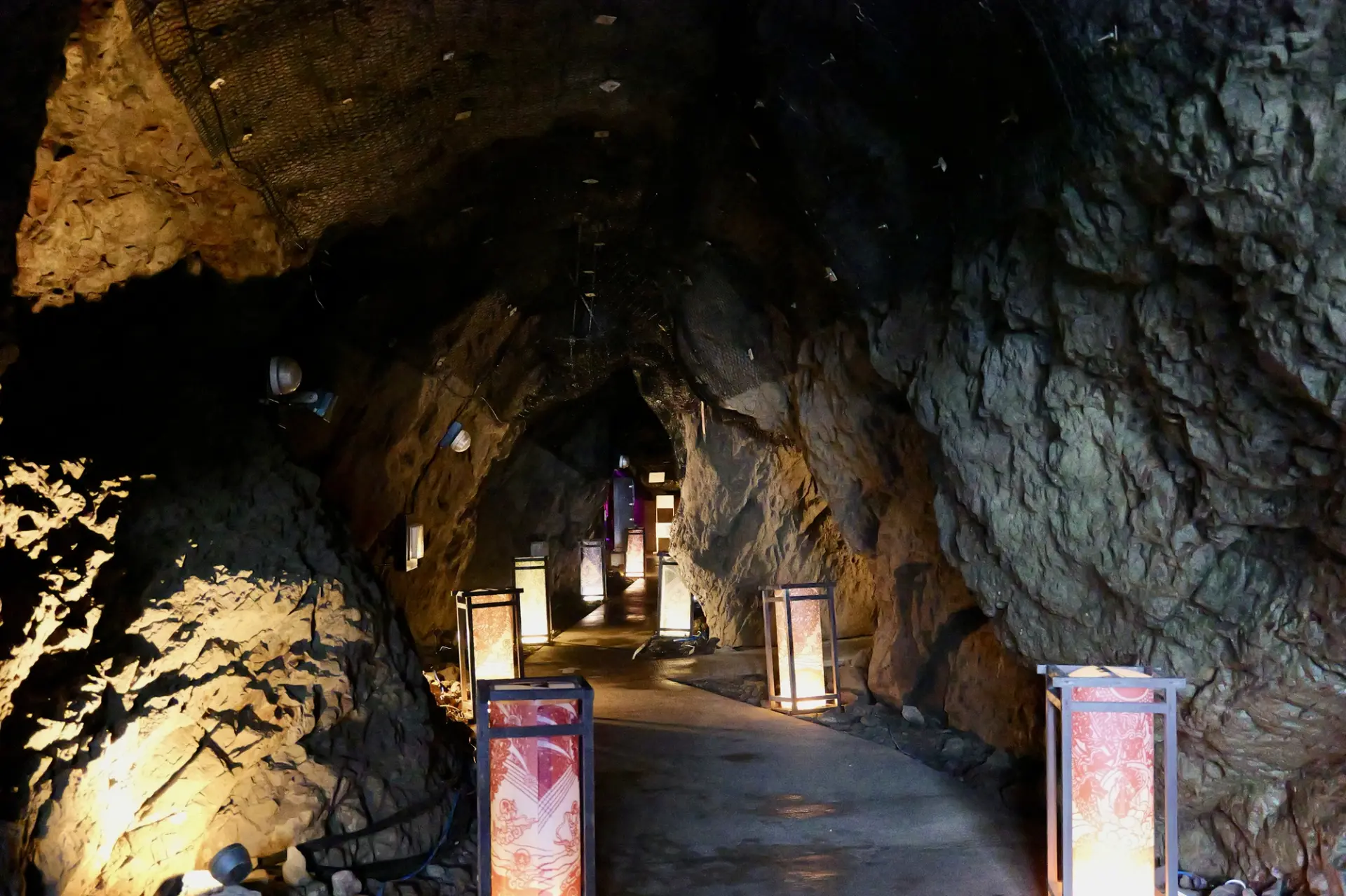 自然の神秘を感じる海食洞窟のなかへ