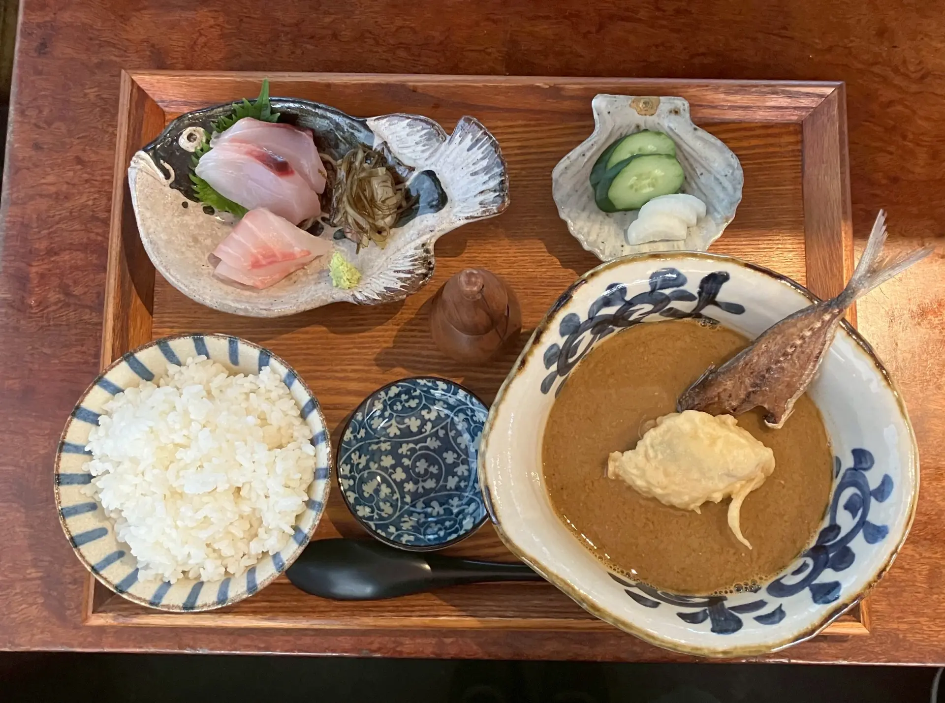 漁師汁がメインの「漁師汁定食」。魚せんべいがトッピングされている