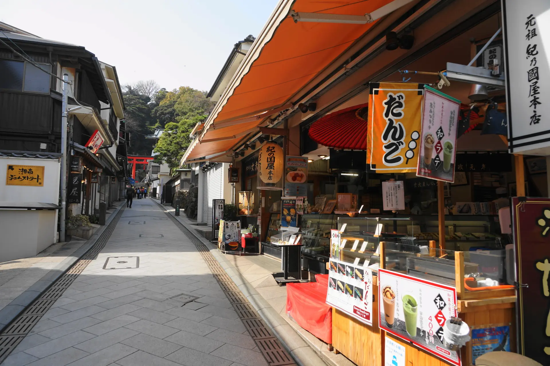 店頭で焼き上げる「江の島だんご」はモチモチの柔らかさ
