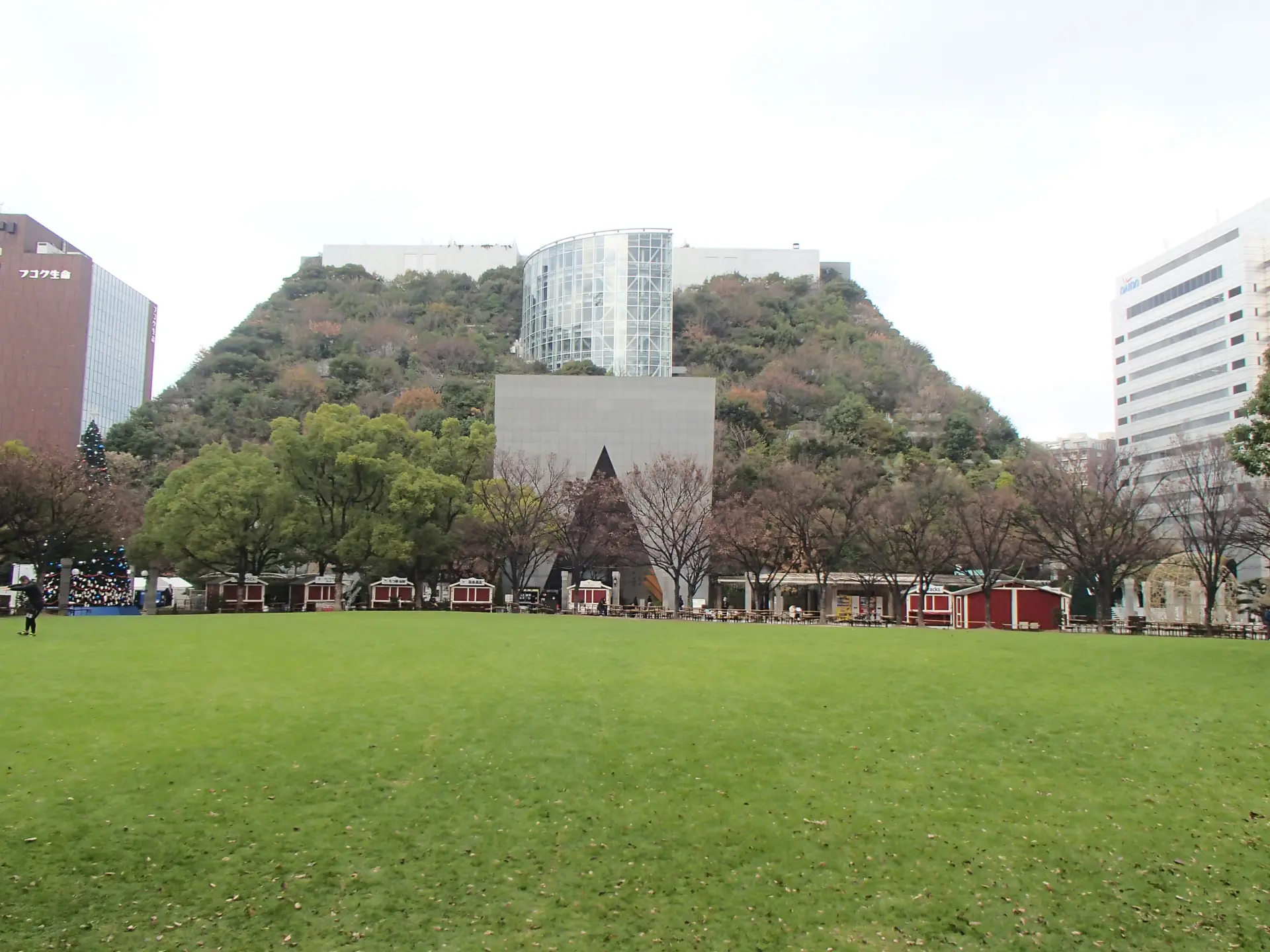 人びとの心を育む、繁華街にある自然豊かな公園