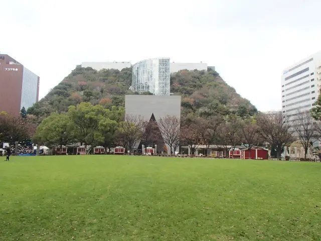 位于繁华街、自然丰富的公园，滋养人们的心灵