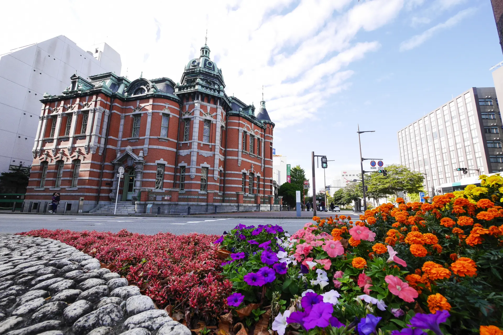 レトロな赤レンガが映える天神屈指のフォトスポット