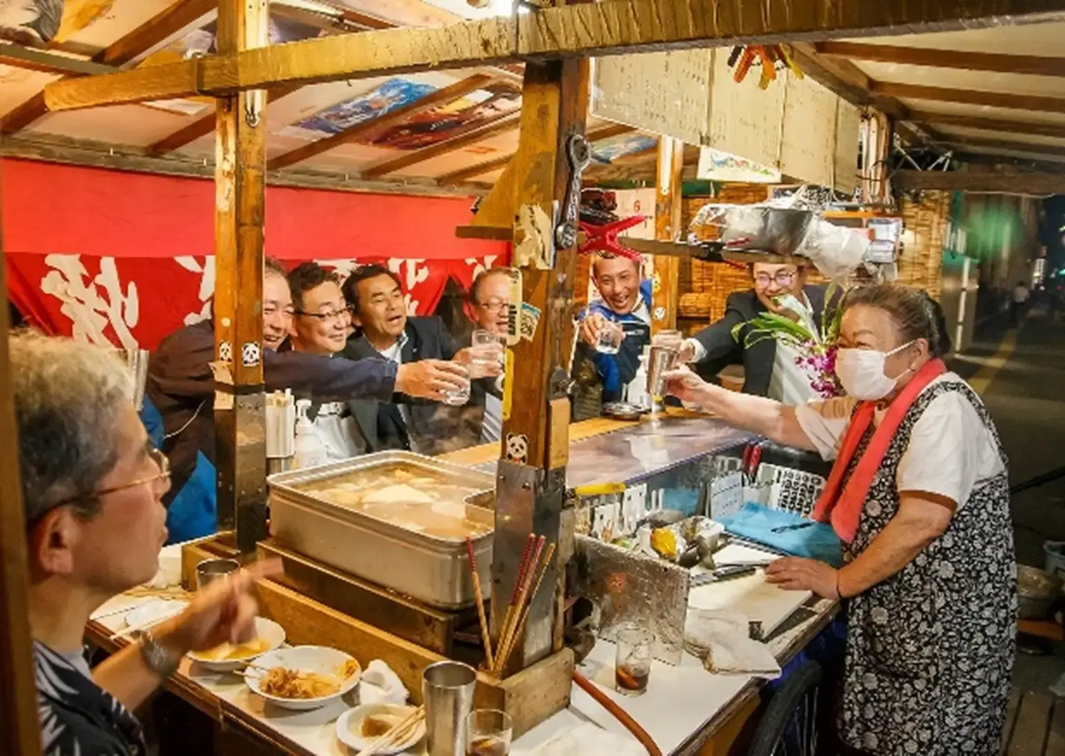 地元の人と肩を並べて味わう、本場の味と温かさ