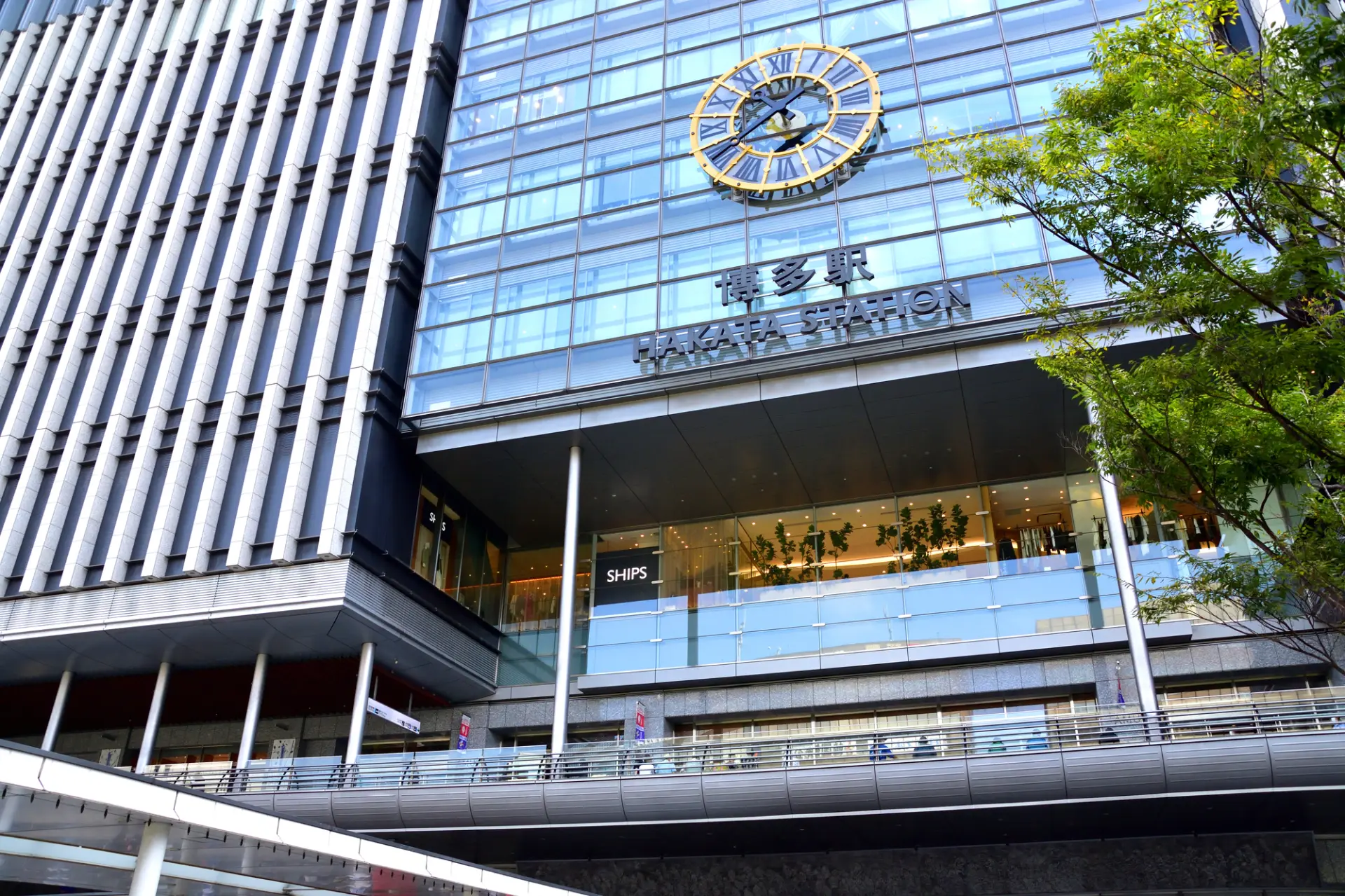 位於「博多」站直結設施內,交通便利