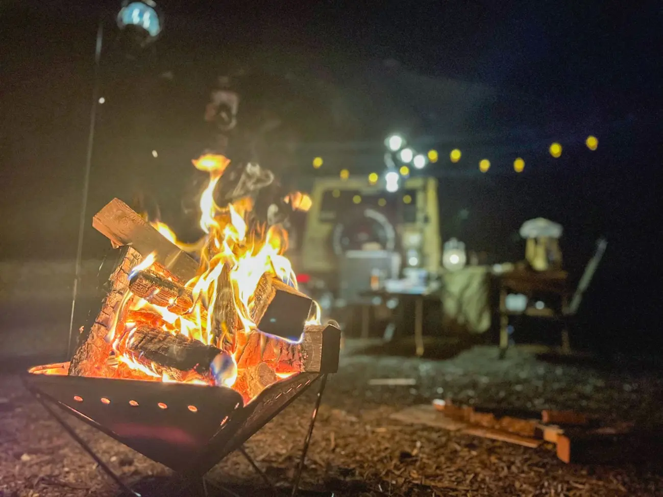 揺れる炎を眺めながら過ごす焚き火の時間は、キャンプ旅の醍醐味