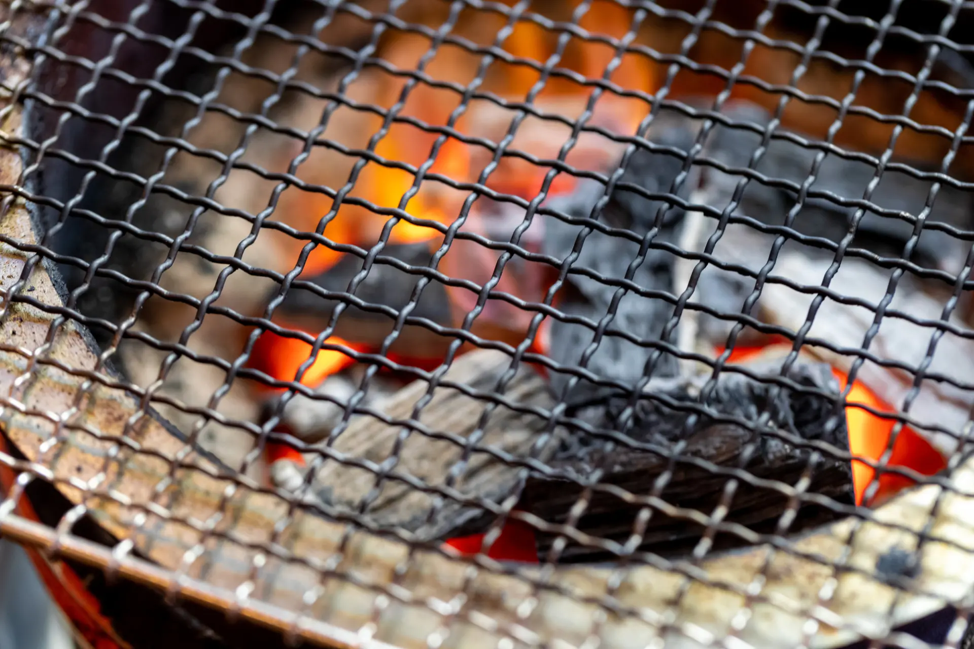 炭火で焼き上げた肉の香りもたまらない