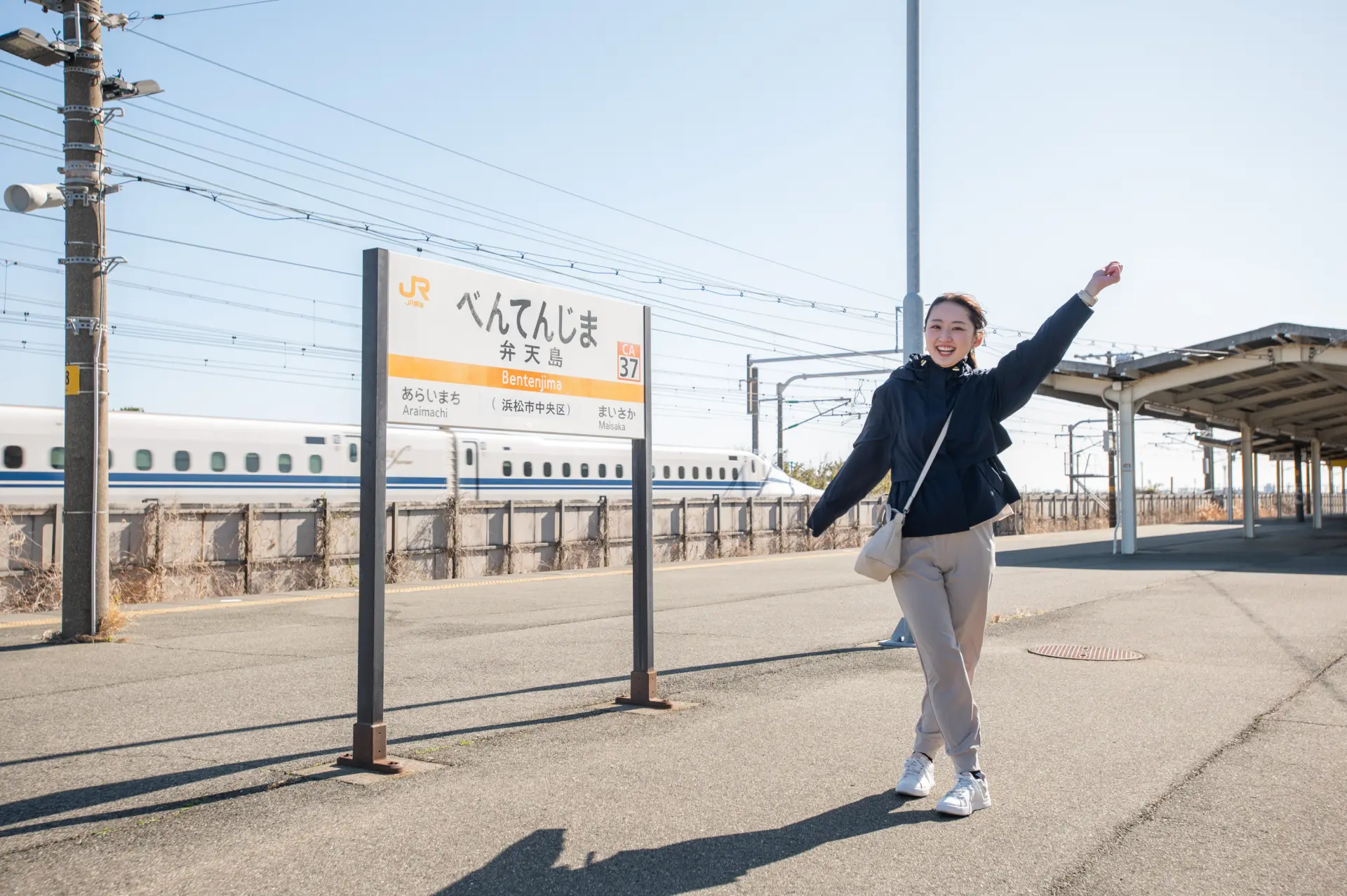 弁天島駅の目の前を通る新幹線は大迫力！