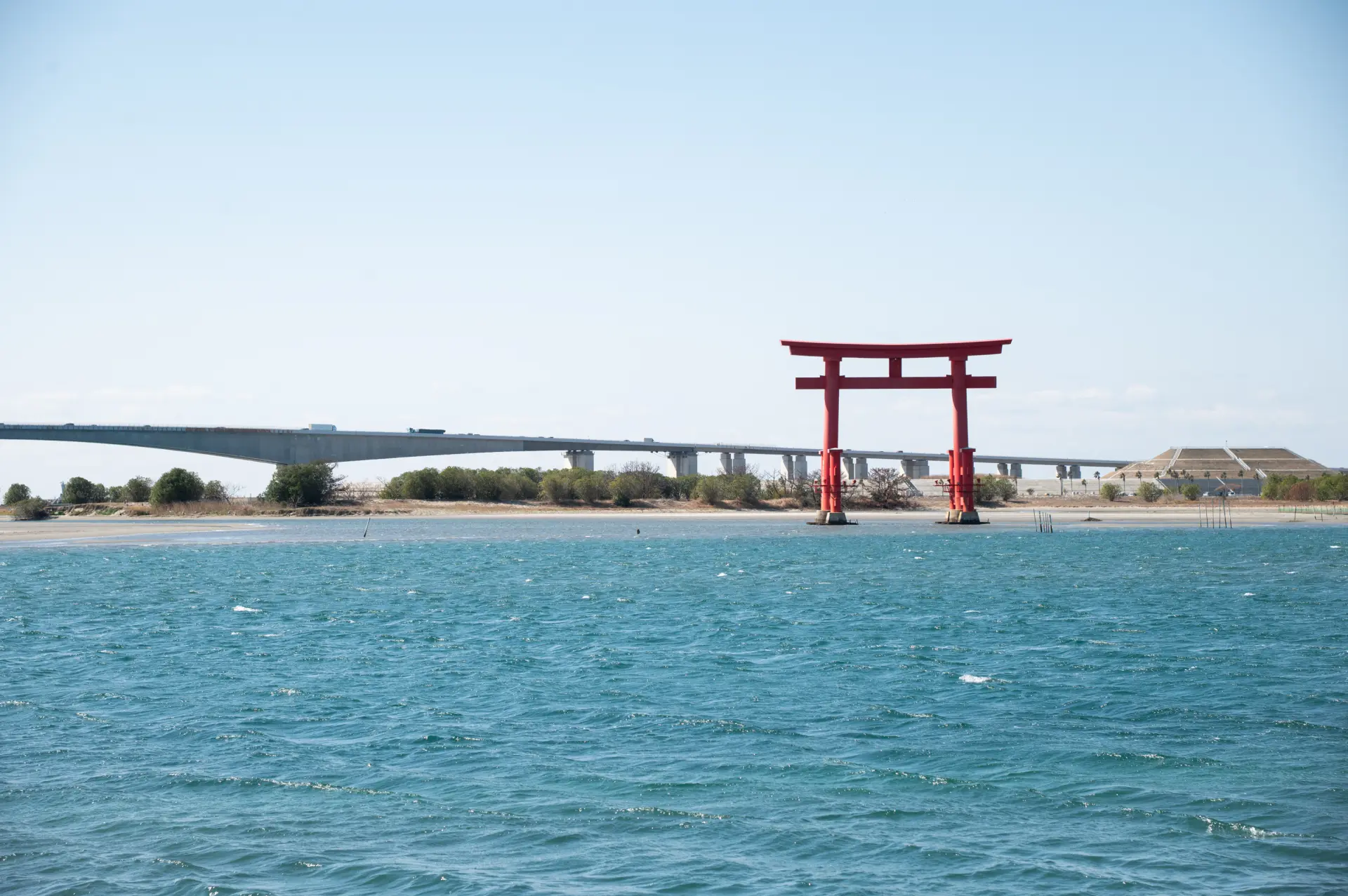 高さ18mの大きな弁天島観光シンボルタワーは迫力満点