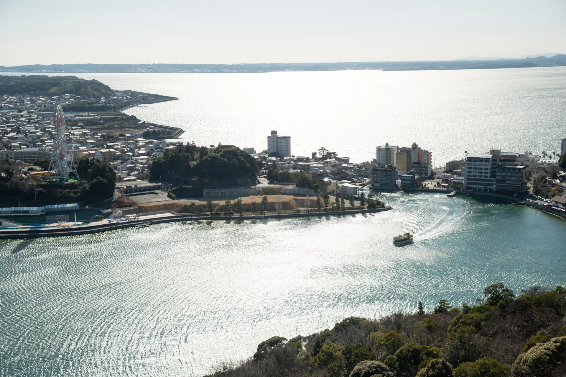 浜名湖と舘山寺温泉街を見下ろして