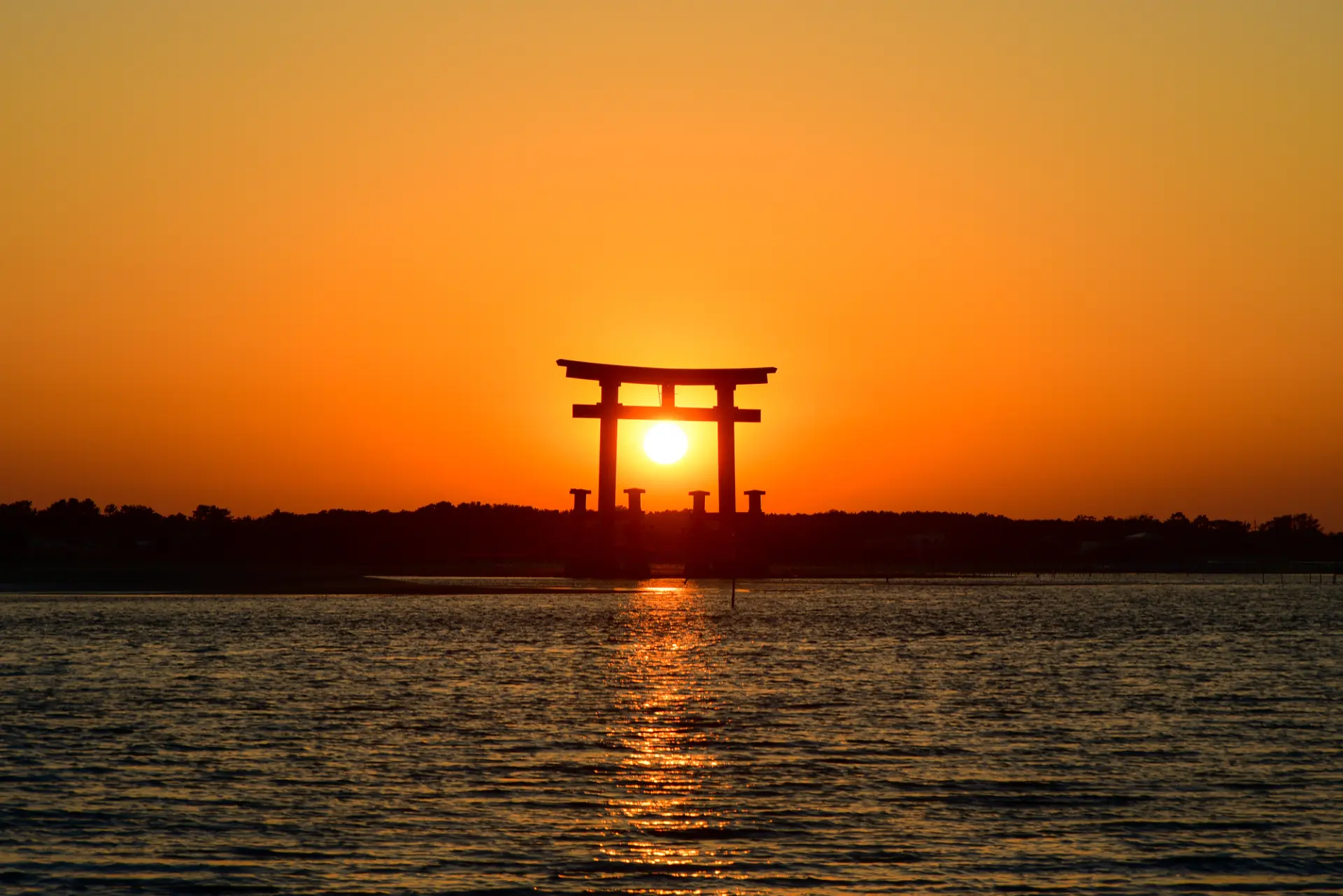 夕日とシンボルタワーのコラボレーションはまさに絶景