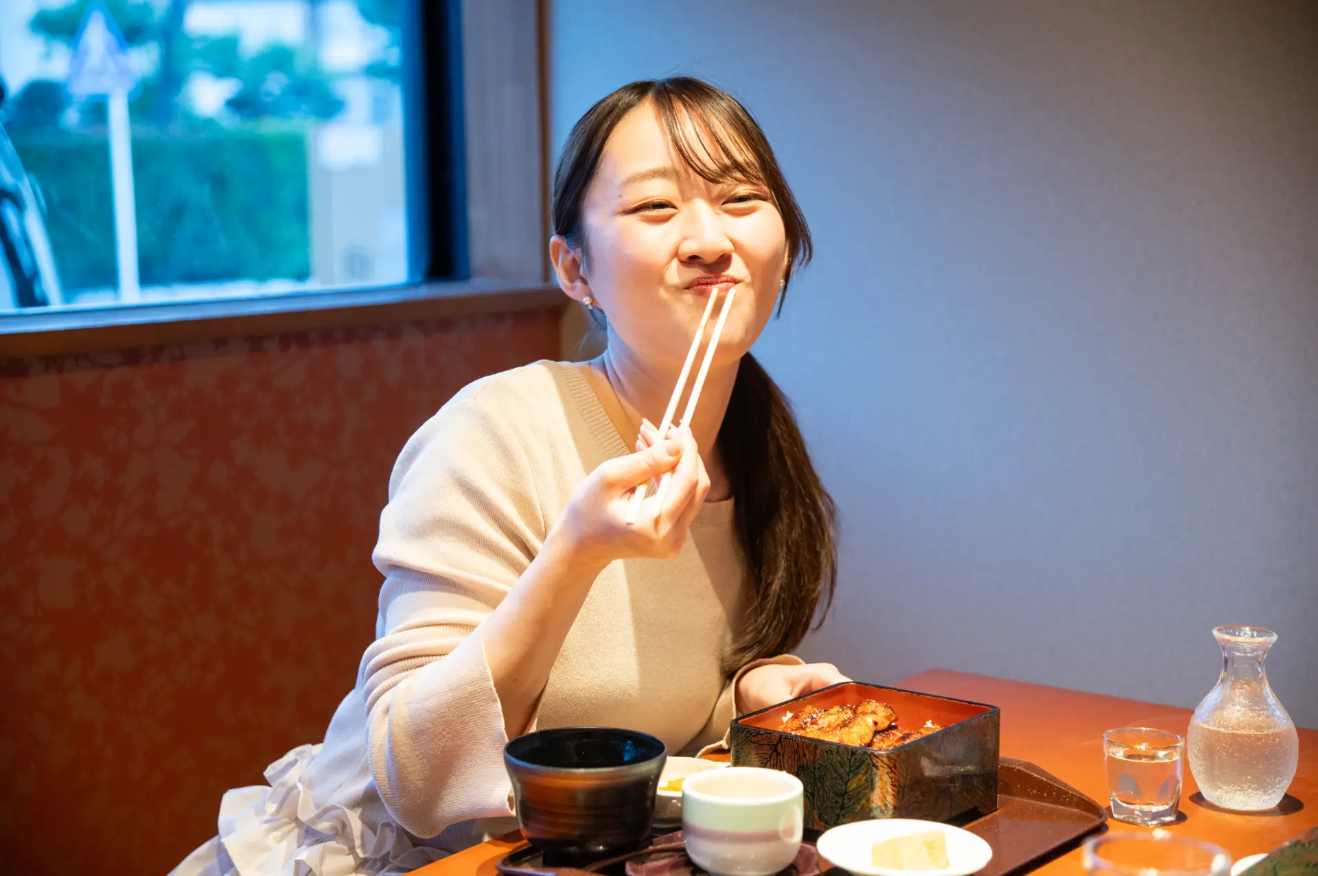 たまらないおいしさに思わず笑みがこぼれる