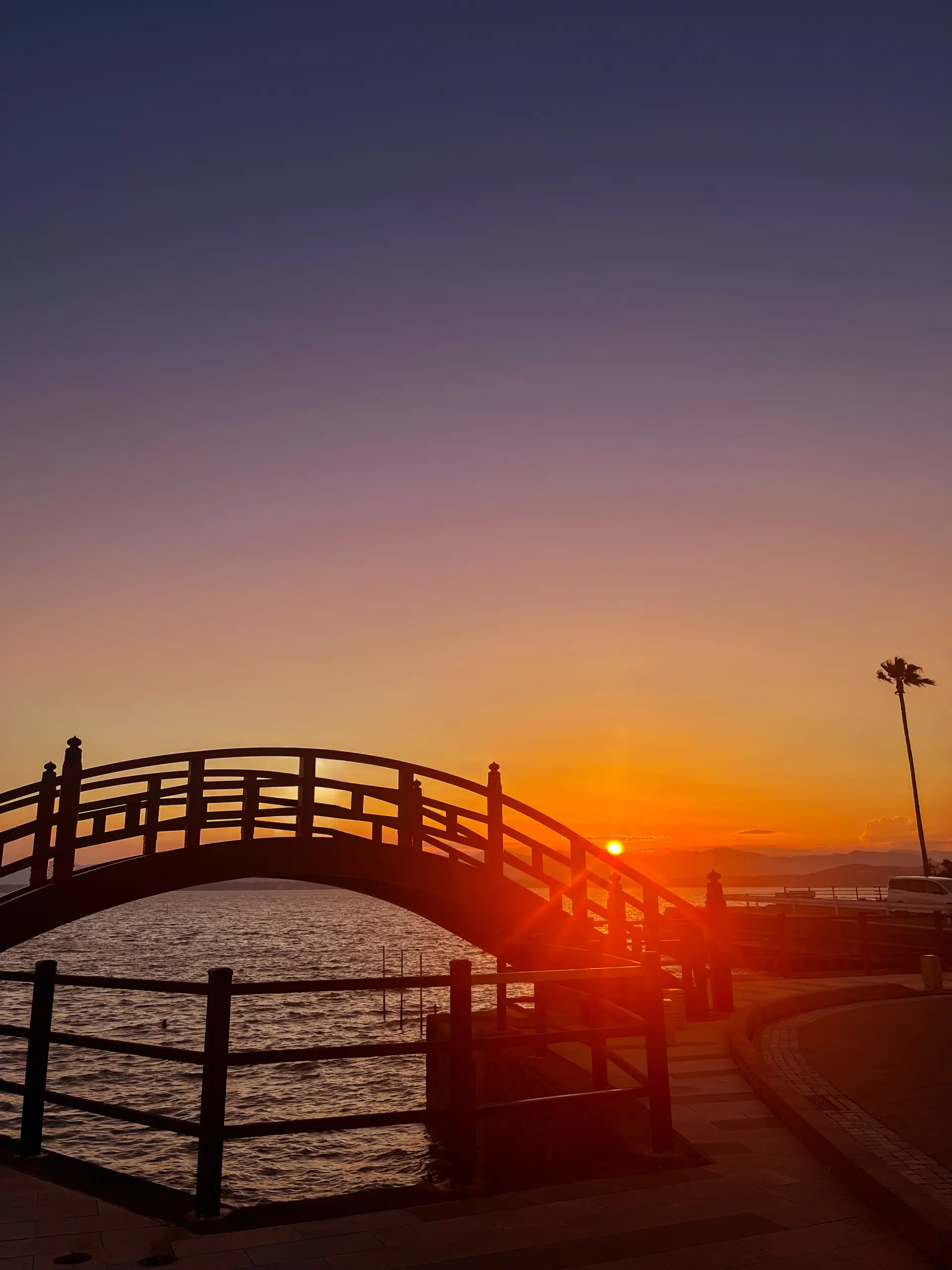 浜名湖に沈む夕陽と志ぶき橋