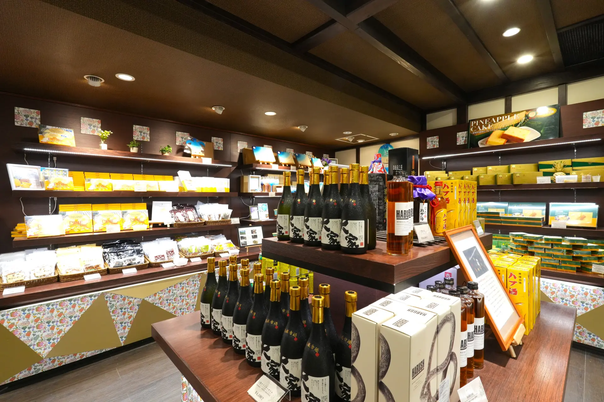 陈列原创泡盛与甜点的伴手礼区