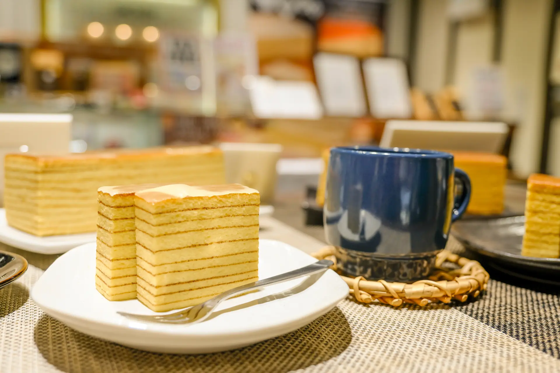 享受咖啡与年轮蛋糕的幸福时刻