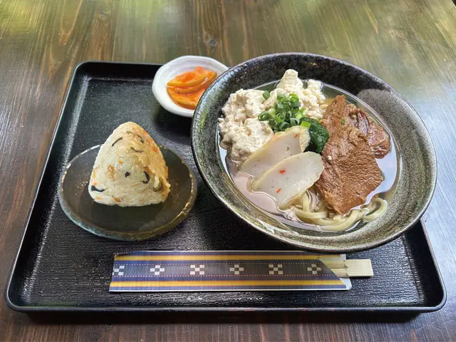 ジューシー（沖縄風炊き込みご飯）と漬物付き