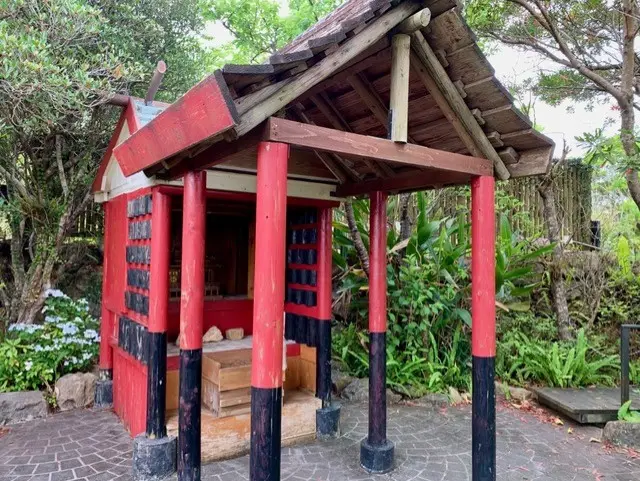 步道上的大家神社「Cha-ganju御岳」